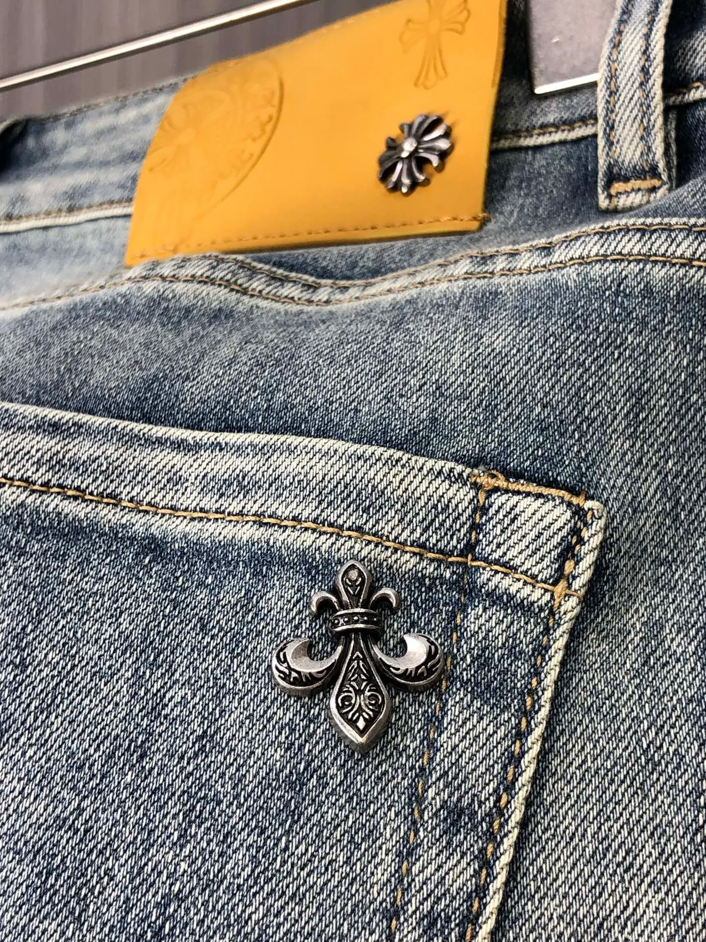 P220 chrome hearts denim shorts, the latest new men's jeans for spring and summer 2025! Heavy-duty washed denim fabric, customized fabric is softer and more comfortable than ordinary denim fabric! Ultra-heavy industrial washing process and double process washing. The entire pair of pants has a comfortable feel, top-notch fineness and breathability. All hardware brand logos are custom-made, and the materials are selected with the best attributes. The elasticity of the fabric is very good and the comfort is great! The low-key design style is simple and elegant. Yardage: 28-38 (no 35.37)